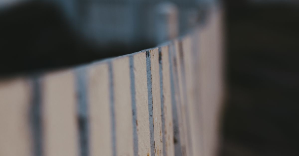 Zaunpfosten ohne Beton setzen: Die clevere Methode für einen stabilen Gartenzaun