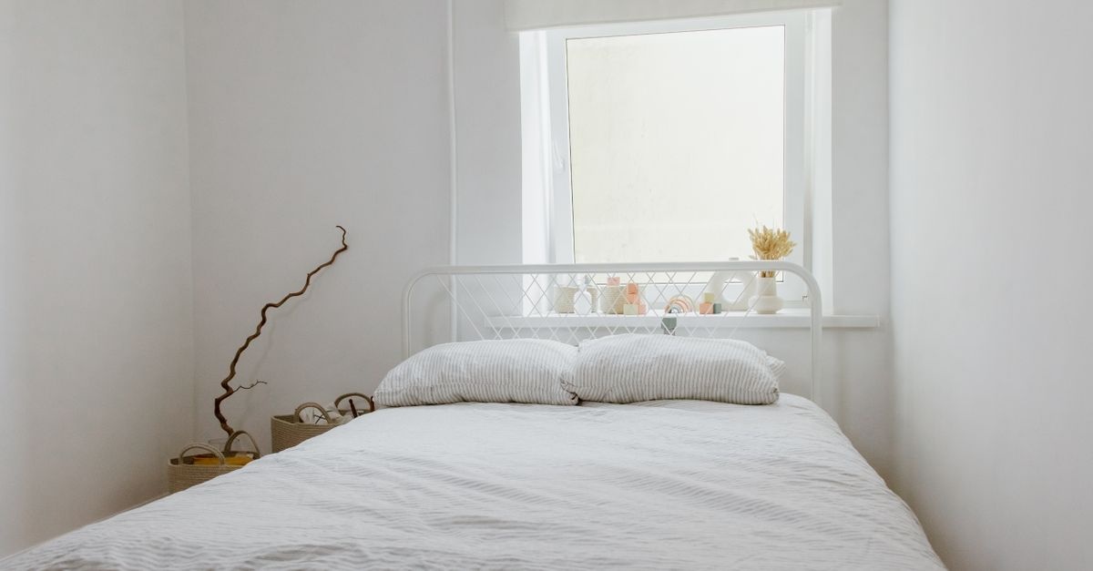 Bett unter dem Fenster: So wird der ungewöhnliche Schlafplatz zum gemütlichen Highlight