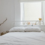 Bett unter dem Fenster: So wird der ungewöhnliche Schlafplatz zum gemütlichen Highlight