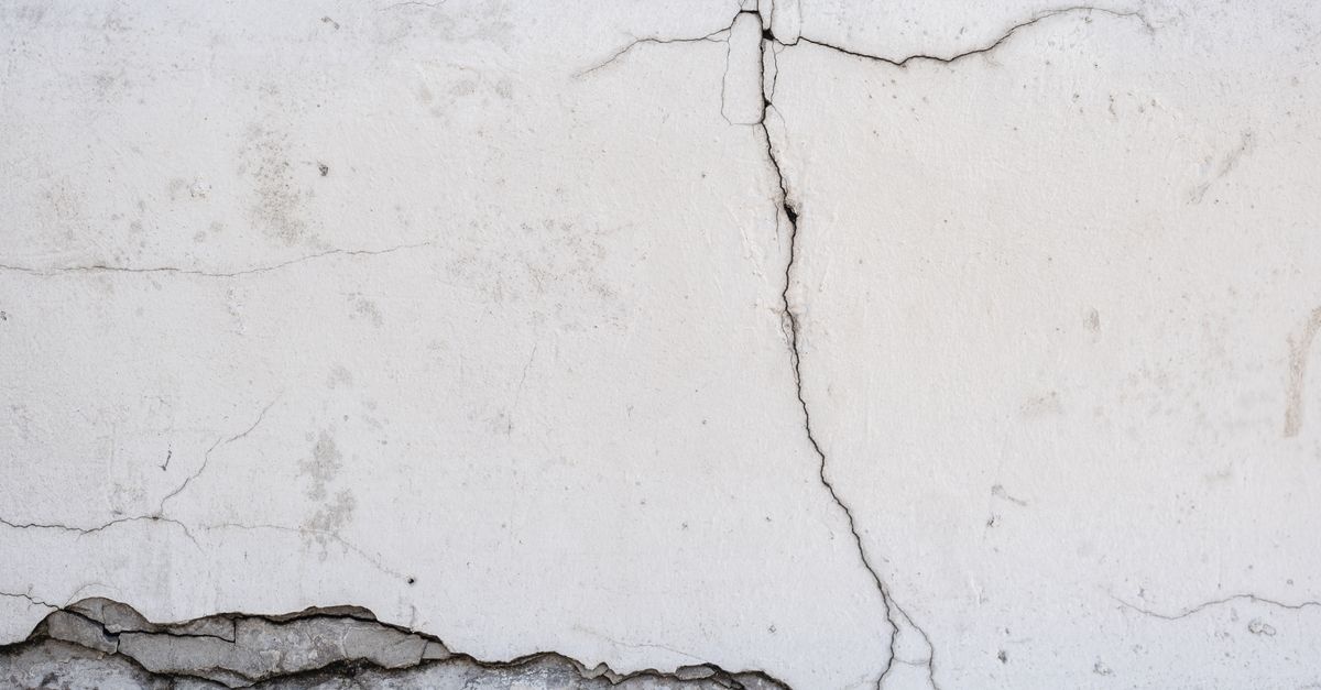 Setzrisse am Haus erkennen: So unterscheiden Sie harmlose Risse von ernsthaften Bauschäden